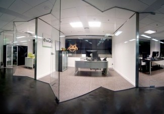 Instal·lació de vidres per a la separació de despatxos amb vidre laminat en formes geomètriques. Aquest disseny permet una visió sense interferències de tota l'oficina.
